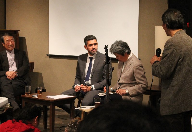 日本の市民との対話集会に臨むイタリア「五つ星運動」のリカルド・フラカーロ下院議員(中央)。左は山田正彦・元農相=東京都練馬区の古民家で2017年11月26日午後3時45分、奥村隆撮影