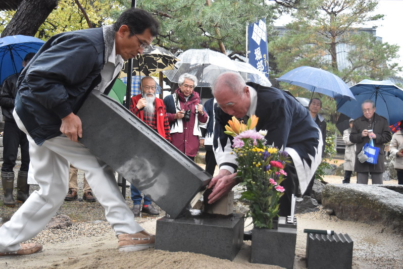 赤穂四十七士：お帰りなさい堀部安兵衛 新潟で墓碑建碑式 | 毎日新聞
