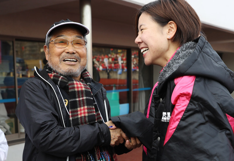 優勝を決めたユニバーサルの伊沢菜々花選手と握手を交わす佐倉アスリート倶楽部の小出義雄代表(左)=仙台市宮城野区で26日、小川昌宏撮影