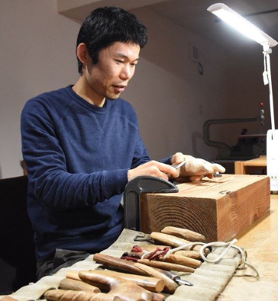 毎小ニュース：話題 アイヌの心受け継ぐ木彫りクマ | 毎日新聞