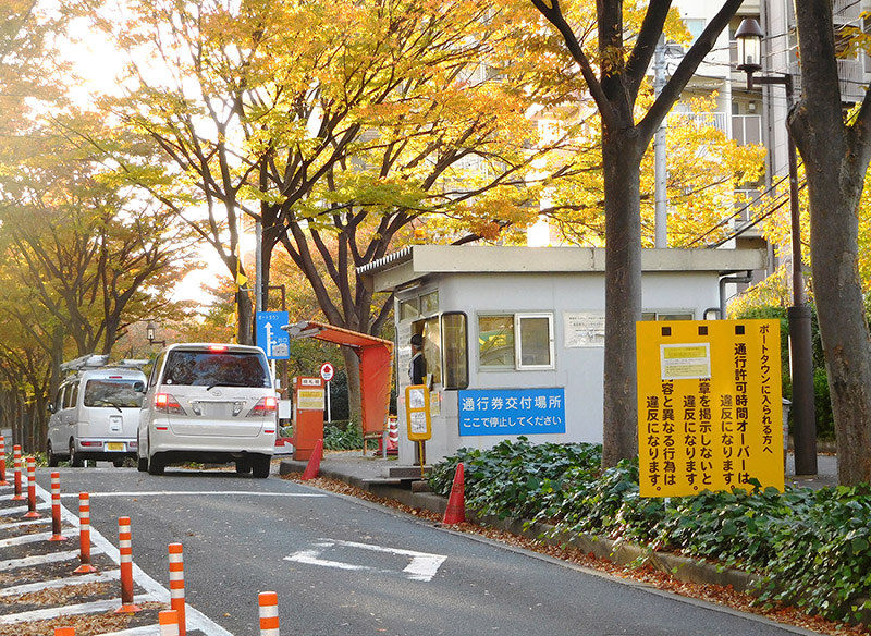 南港ポートタウンの車両用ゲート=大阪市住之江区南港中で、椋田佳代撮影(画像の一部を加工しています)