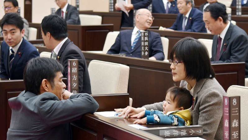 熊本市議会開会前、議場で議会事務局職員(左)と話す緒方夕佳市議=熊本市中央区で2017年11月22日午前9時59分、城島勇人撮影