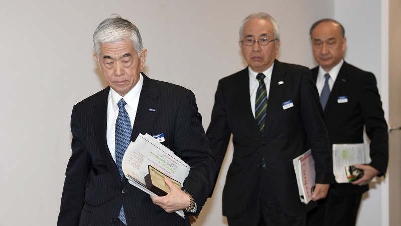 記者会見場に入る東レの日覚昭広社長(左手前)ら=2017年11月28日、竹内紀臣撮影
