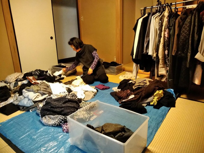 すべての服を仕分けていく元井さんの母親。判断に口出しは厳禁
