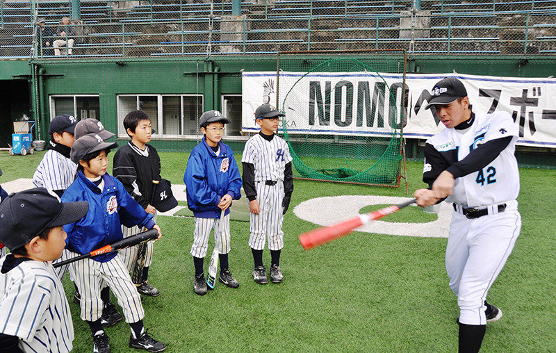 野球教室 練習に汗 ｎｏｍｏクが指導 豊岡 兵庫 毎日新聞