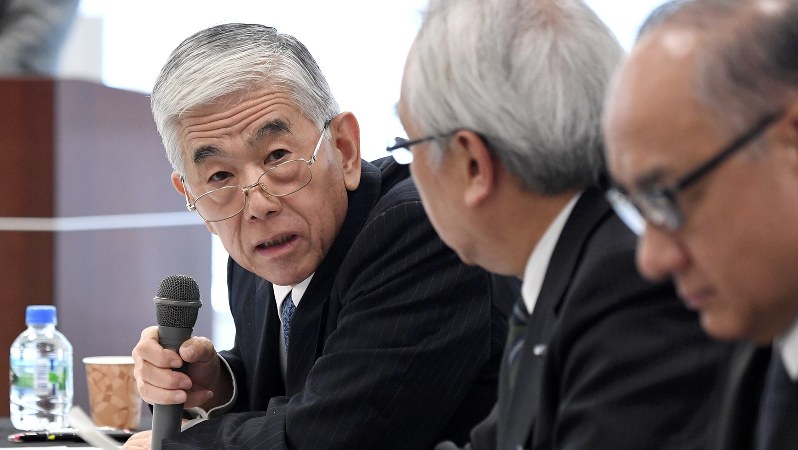 記者会見で質問に答える東レの日覚昭広社長(左)=2017年11月28日、竹内紀臣撮影