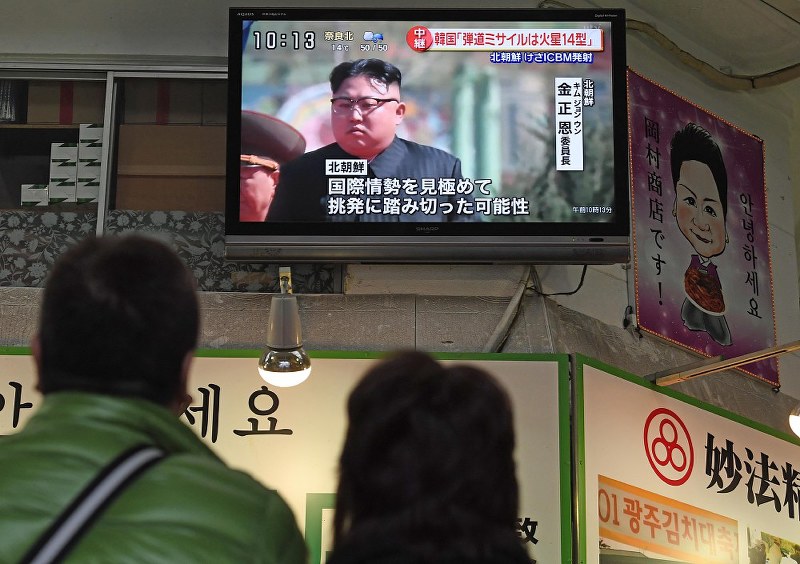 在日コリアンが多く住む大阪・鶴橋の商店街で北朝鮮の弾道ミサイル発射を伝えるテレビ画面=大阪市東成区で2017年11月29日午前10時13分、平川義之撮影