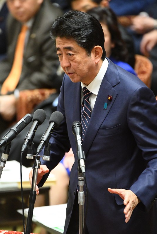 衆院予算委員会で質問に答える安倍晋三首相=国会内で2017年11月28日午前11時47分、川田雅浩撮影