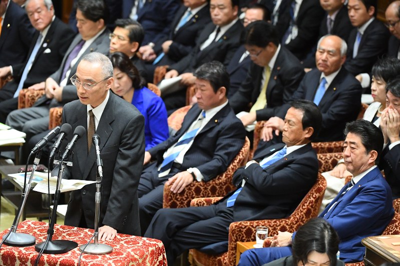 衆院予算委員会で学校法人「森友学園」への国有地売却問題に関する質問に答える財務省の太田充理財局長(左)。右端は安倍晋三首相=国会内で2017年11月27日午前11時27分、川田雅浩撮影