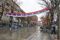 セルビア人が集住するコソボ北部ミトロビツァの目抜き通り。セルビア国旗がいくつも掲げられていた＝２０１７年１１月１６日、松井聡撮影