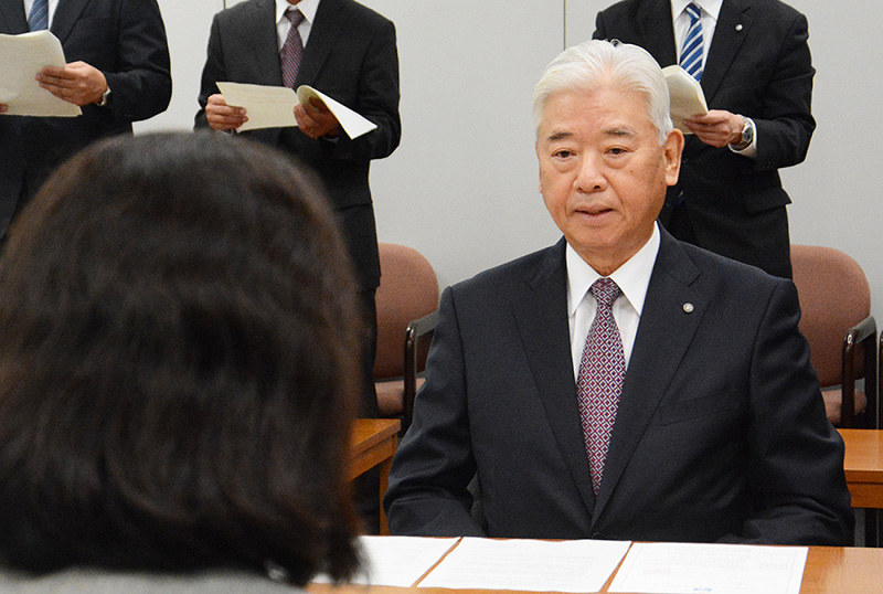 石川県から産廃処理施設の設置許可を受けた後、県職員の説明を聞く門前クリーンパークの三本守社長=石川県庁で、石川将来撮影