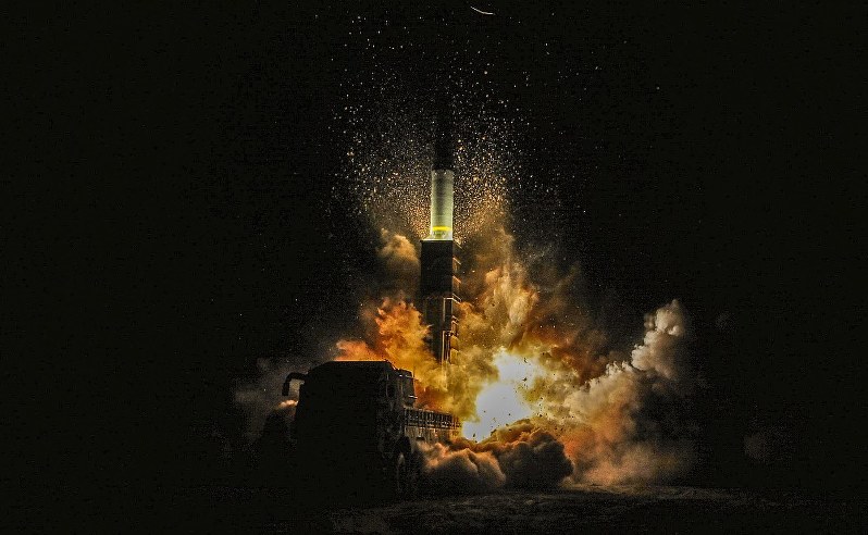 北朝鮮のミサイル発射に対抗して実施された韓国軍のミサイル発射訓練=韓国東岸で29日、韓国国防省提供、聯合・ロイター