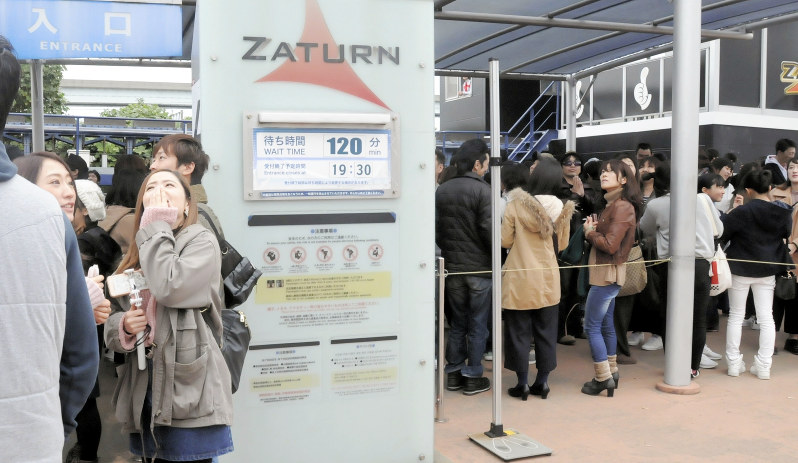 ジェットコースター「ザターン」に乗るため長い列をつくる来園者ら=北九州市八幡東区のスペースワールドで2017年11月26日午後0時55分、取違剛撮影