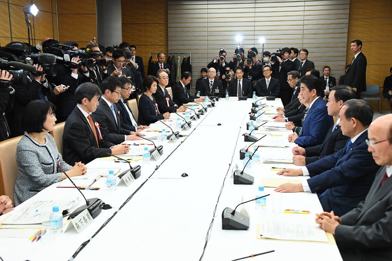 規制改革推進会議であいさつする安倍晋三首相(右列中央)=首相官邸で2017年11月29日午後6時8分、川田雅浩撮影