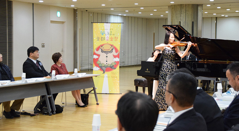 「いしかわ・金沢風と緑の楽都音楽祭」実行委員会会合前に行われた演奏に聴き入る委員たち=金沢市昭和町の県立音楽堂で、久木田照子撮影