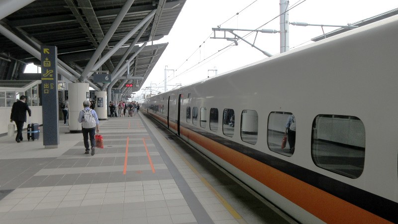 高鉄・台南駅のホーム。九州新幹線とどことなく似た空気感がある(写真は筆者撮影)