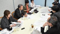 「開かれた新聞委員会」で議論する吉永みち子委員（左手前）ら＝２０１７年１０月１１日、宮間俊樹撮影