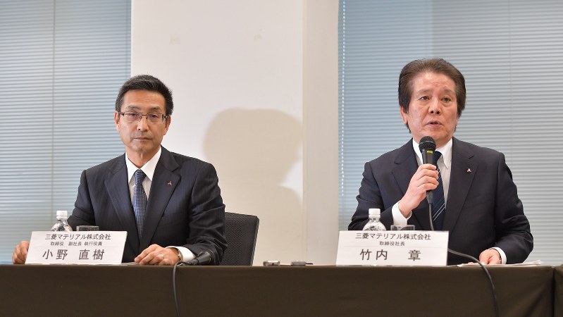 記者会見する三菱マテリアルの竹内章社長(右)。左は小野直樹副社長=2017年11月24日、西本勝撮影