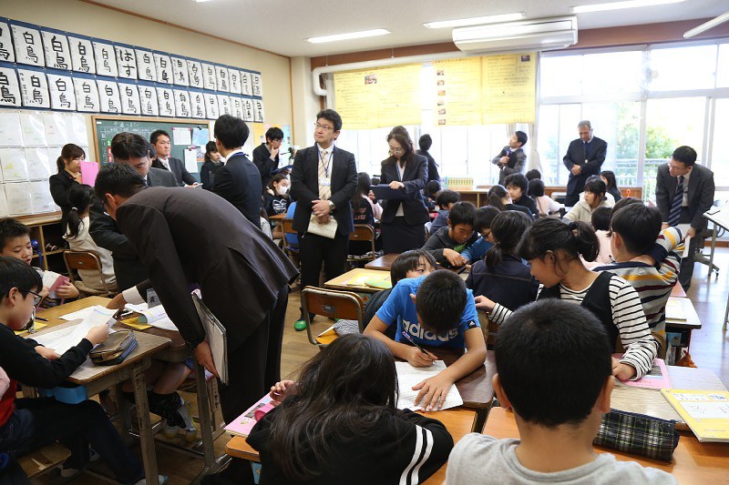 授業ではグループに分かれて公園とカフェの活性化のアイデアをまとめた。他校の関係者も授業を見学した=中井町立中村小学校で