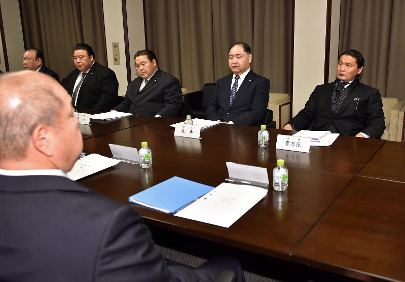 日本相撲協会の理事会に臨む貴乃花親方(右奥)、八角理事長(左手前)ら理事たち=東京・両国国技館で2017年11月30日午後1時2分、竹内紀臣撮影