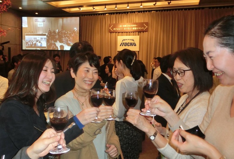 伊藤忠商事の「祝!株価2000円突破」と題したボージョレ・ヌーボー解禁イベント=東京都港区の同社で2017年11月16日、今村茜撮影