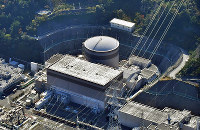 定期検査に入る日本原子力発電敦賀原発１号機＝福井県敦賀市で２０１６年１１月１２日、本社ヘリから小関勉撮影