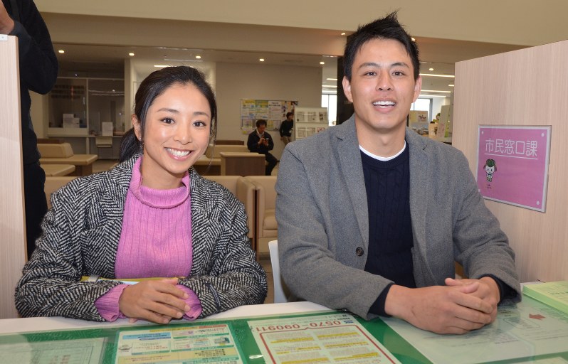 婚姻届を出して笑顔を見せる片岡安祐美さん(左)と小林公太さん=稲敷市役所で