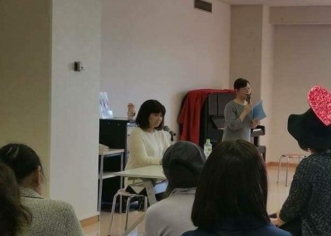田村博子さん(中央)は「乳がん体験者コーディネーター」として患者会「虹の会」をはじめ、後に続く患者のために活動する=田村さん提供