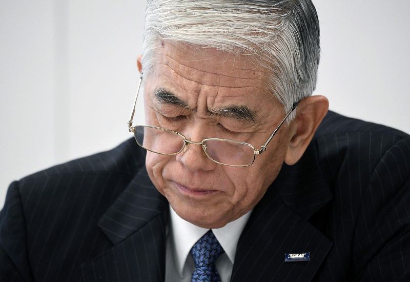 記者会見に臨む東レの日覚昭広社長ら 写真特集4 4 毎日新聞