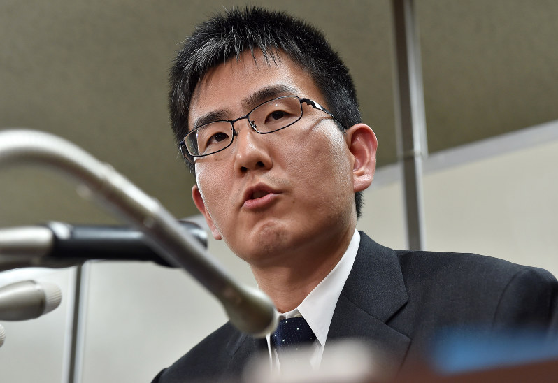 園田博之衆院議員の政治資金収支報告書不記載問題について記者会見するNPO法人「西宮障害者雇用支援センター協会」の寺下篤史理事長=東京・霞ヶ関の司法記者クラブで2017年12月1日午後5時41分、竹内紀臣撮影