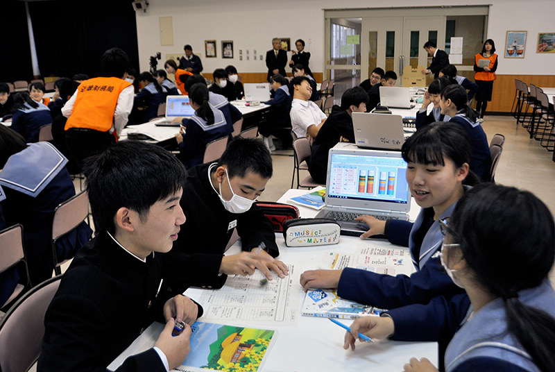 班ごとに分かれ「日本村」の予算案を話し合う生徒ら=兵庫県養父市十二所の市立養父中学校で、柴崎達矢撮影