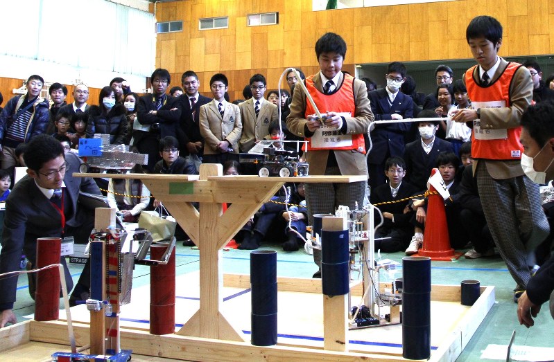 ロボットコンテストで3位決定戦に進出した高田中学校チーム「阿修羅進」=津市の三重大で