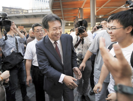 立憲民主党の結党を表明した翌日、街頭演説の聴衆に笑顔を見せる枝野幸男代表（左）＝東京・有楽町で１０月３日、小出洋平撮影