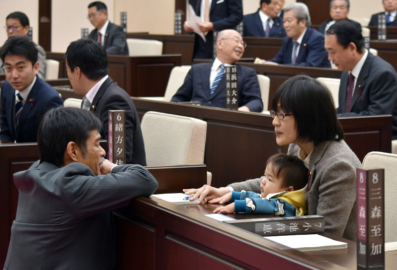 熊本市議会開会前、議場で議会事務局職員(左)と話す緒方夕佳市議=熊本市中央区で2017年11月22日、城島勇人撮影