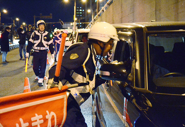 飲酒検問:悲惨な事故、起こさないで 府警、年末控え /大阪 - 毎日新聞