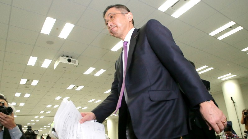 記者会見場を後にする日産の西川広人社長=2017年11月17日、和田大典撮影