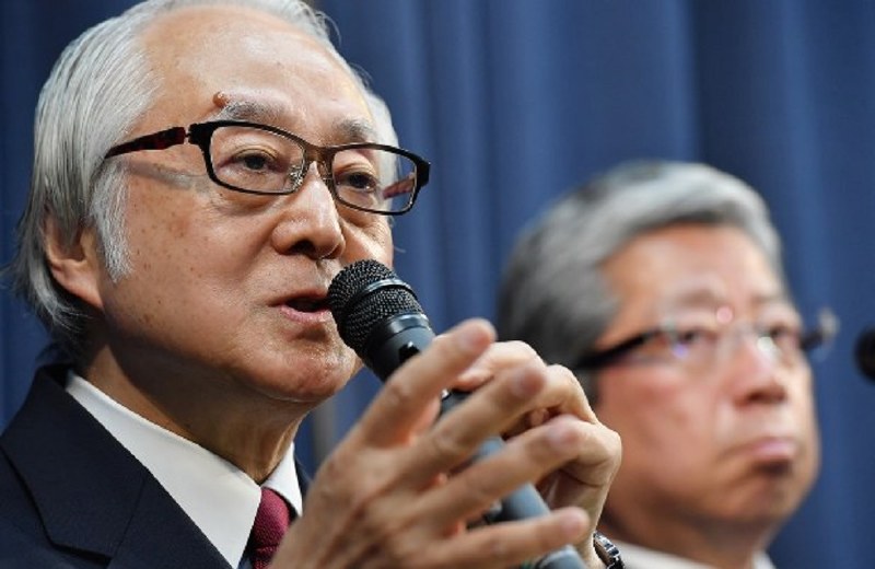 日本郵政2017年3月期連結決算の下方修正について説明する長門正貢社長(左)=2017年4月25日、宮間俊樹撮影