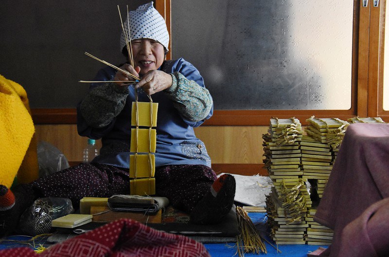凍み豆腐作り 寒風に揺れる豆腐のカーテン 福島 立子山 福島 毎日新聞