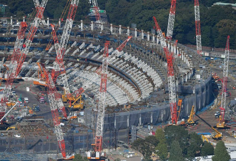 東京五輪に向けて建設が進む新国立競技場=東京都新宿区で、本社ヘリから手塚耕一郎撮影