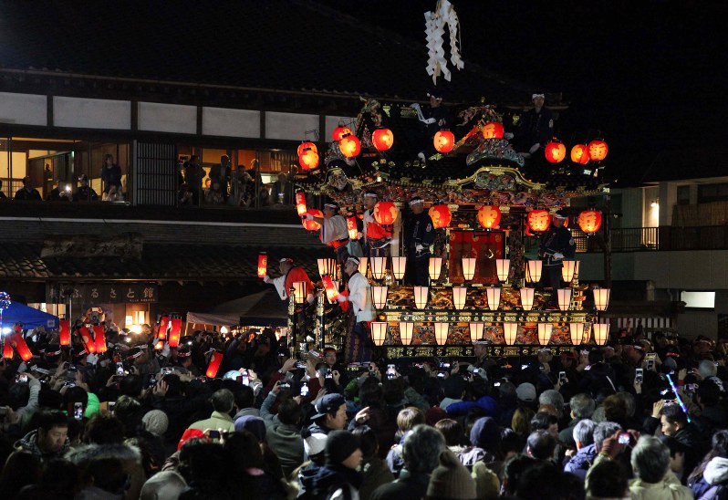 秩父夜祭：街巡る山車 ぼんぼりに照らされ、勇壮に | 毎日新聞