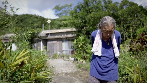 制作が進む映画「緑の牢獄」。西表島で暮らす「おばあ」は、台湾出身の炭鉱労働者たちの様子を知る生き証人だ＝木林映画提供