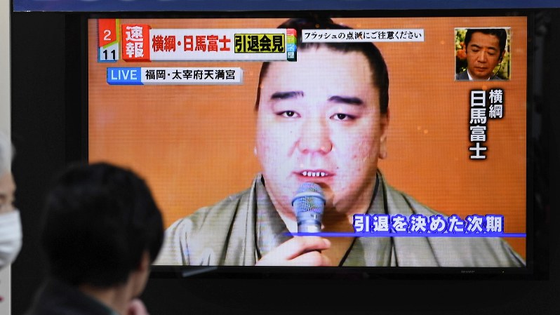 大相撲の横綱・日馬富士の引退会見を報じる街頭テレビ=2017年11月29日、竹内紀臣撮影