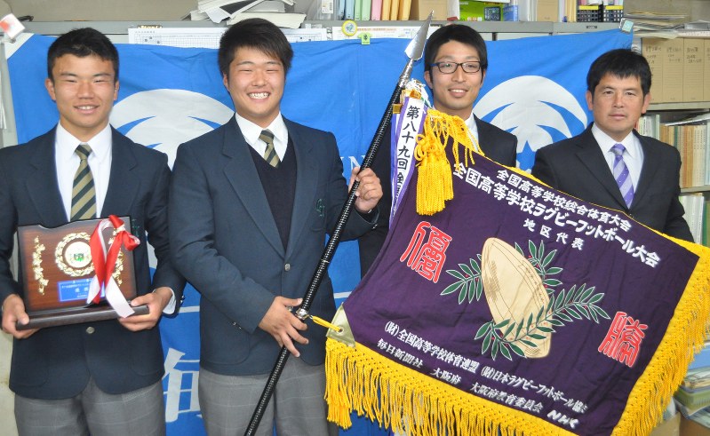 花園出場を報告する(左から)岐阜工の恩田陸主将、大野京介副主将、高橋侑椰顧問、徳重正監督=毎日新聞岐阜支局で