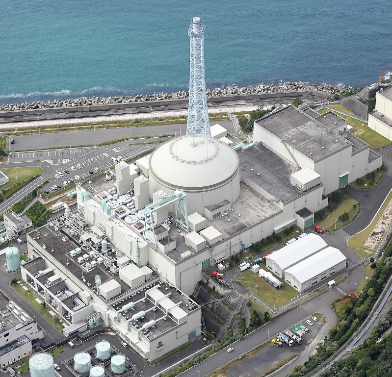 高速増殖原型炉「もんじゅ」=福井県敦賀市で10月20日、本社ヘリから大西岳彦撮影