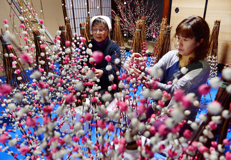 最盛期を迎えている花もち作り=岐阜県高山市江名子町の「飛騨の花もち組合」で2017年12月4日、大竹禎之撮影