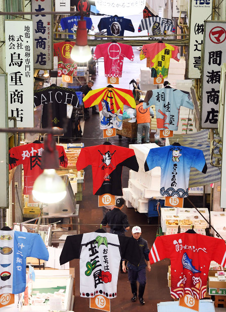 名古屋モード学園の学生がデザインした法被が掲げられた名古屋綜合市場＝名古屋市中村区で２０１７年１１月３０日、木葉健二撮影