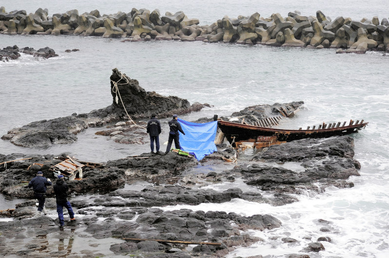 北朝鮮船漂着 木造船の身元不明遺体から 金日成バッジ 毎日新聞
