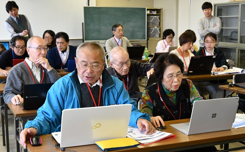 プログラミング教育の市民学習支援ボランティアを養成する市教委主催の講座でパソコンを操作する参加者=柏市沼南庁舎で