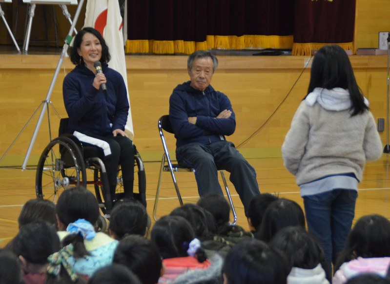 児童の質問に答えるマセソンさん(左)と加藤さん=小千谷市立東小千谷小で