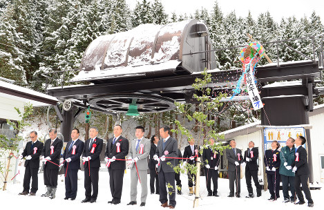 明　スキー場開きでテープカットとくす玉割りをする関係者＝乗鞍高原飛騨高山スキー場で